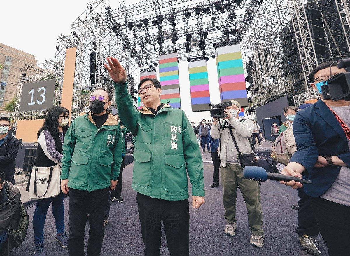 陳其邁(中)跨年演唱會前總盤點。 圖：高雄市政府/提供