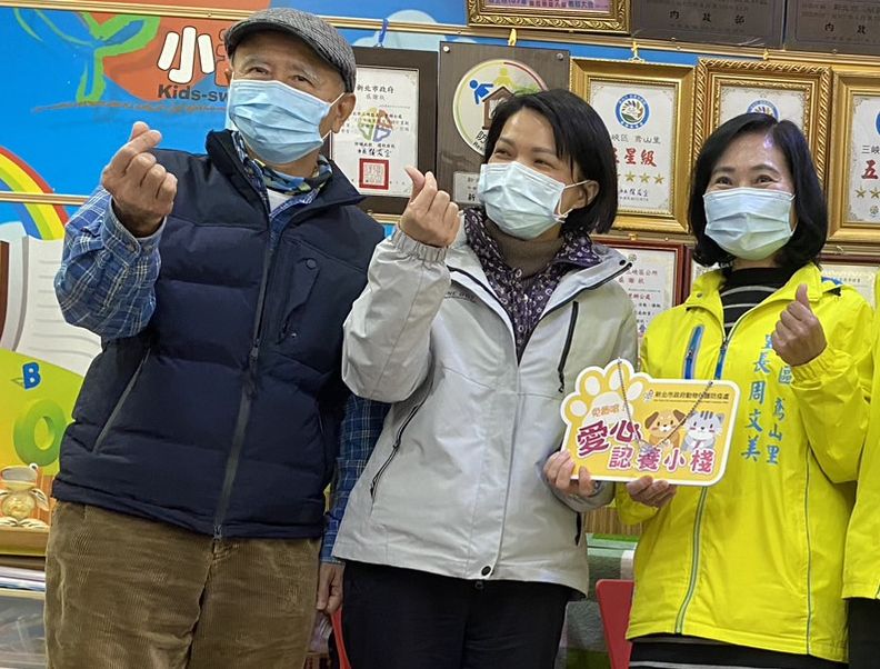 新北市動保處長楊淑方（中）與三峽鳶山里長周文美 （右）合作成立里辦公室愛心認養小棧，動督盟理事長王唯治（左）大力肯定。 圖：新北市動保處提供