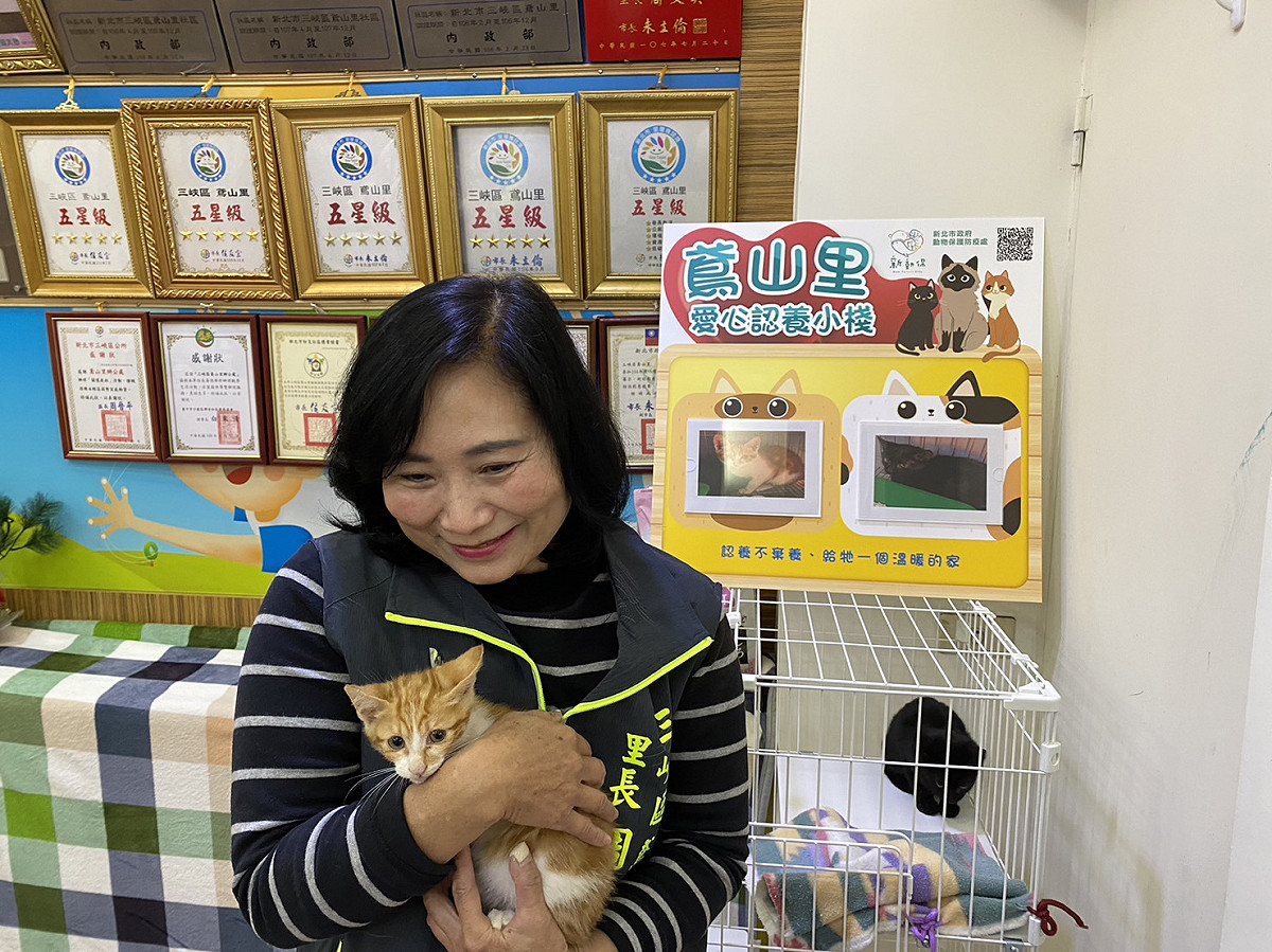 里長周文美對動物相當喜愛。 圖：新北市動保處提供