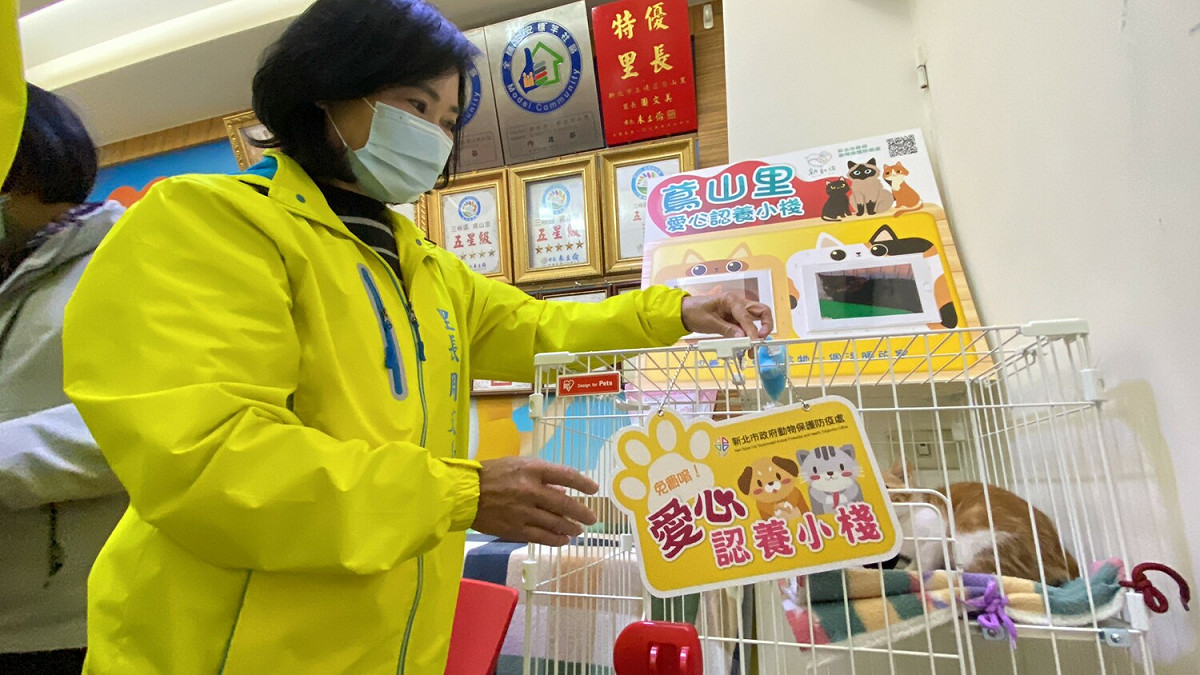 里長為認養小棧掛牌。 圖：新北市動保處提供