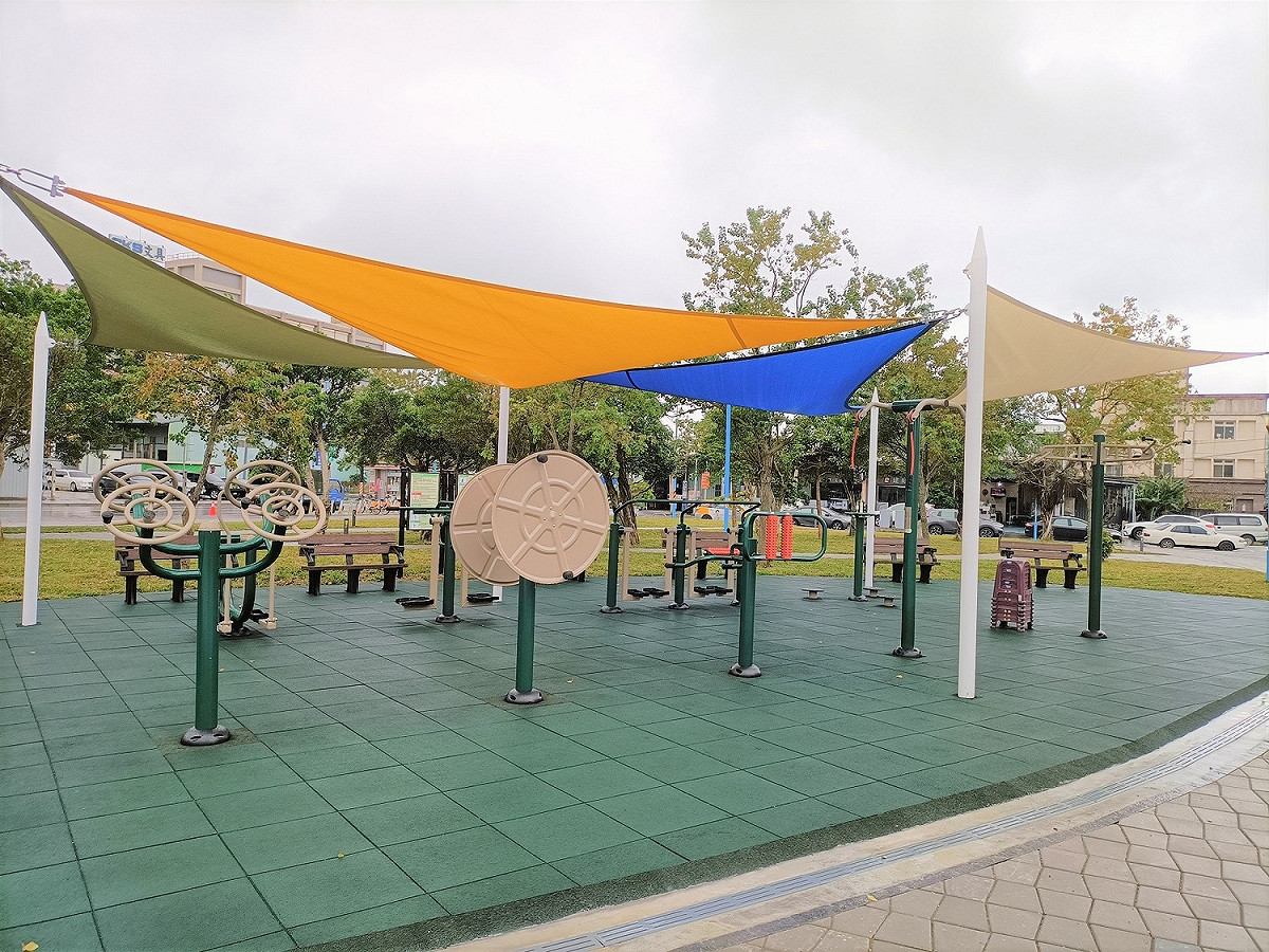 文昌公園內增加許多體健設施與座椅，結合林蔭步道，提供更多休憩空間。 圖：八里區公所提供