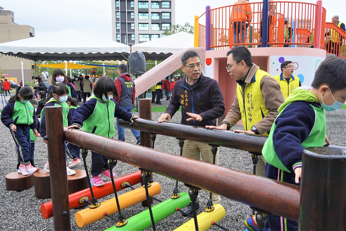 民政局長柯慶忠關心小朋友遊戲情形。 圖：八里區公所提供