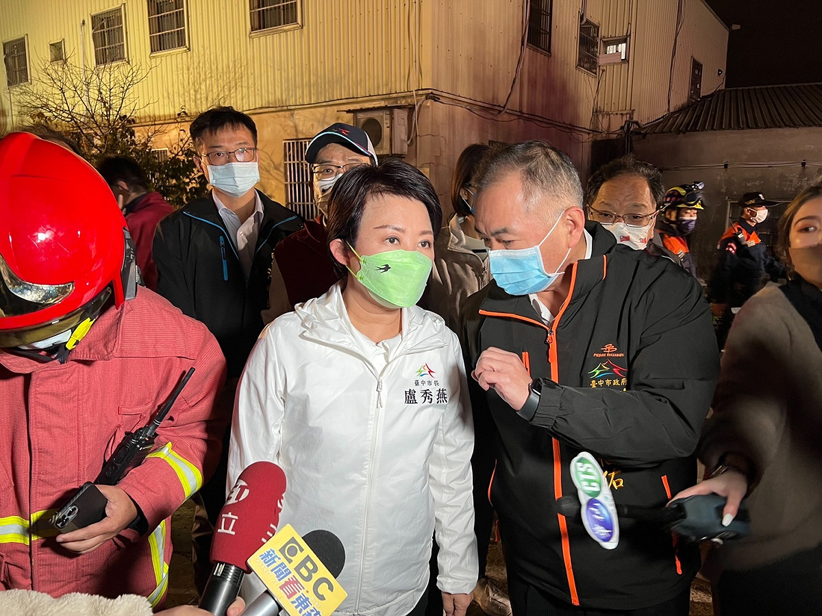 盧秀燕晚間趕到火警事故現場了解災情。 圖：台中市政府提供