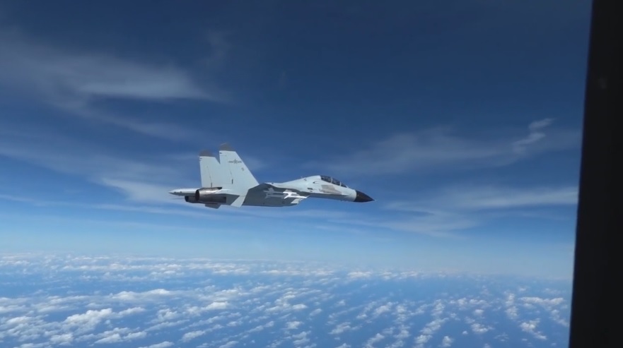 根據美軍發布的訊息，解放軍海軍殲-11戰鬥機（圖）飛行員在美國空軍RC-135飛行期間，在機頭前方20英尺範圍內飛行，迫使RC-135採取規避機動以避免碰撞。 圖：翻攝自美軍印太司令部影片