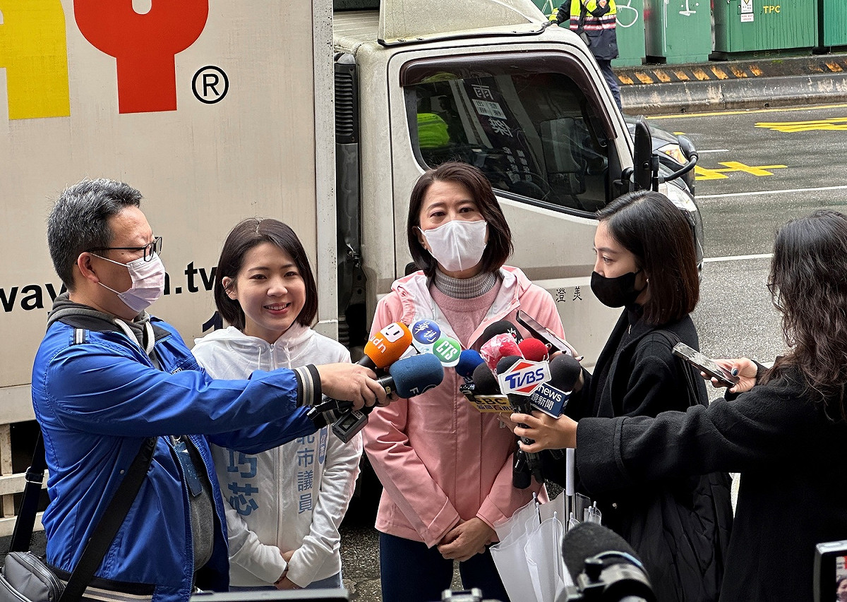 徐巧芯陪同王鴻薇赴南京市場掃街前一同接受媒體訪問。 圖：王鴻薇辦公室/提供