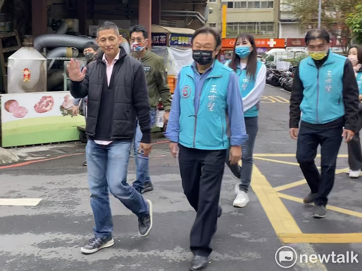 民進黨立委候選人吳怡農今早在台北市議員王世堅陪同下到松江市場掃街。 圖：周煊惠 / 攝