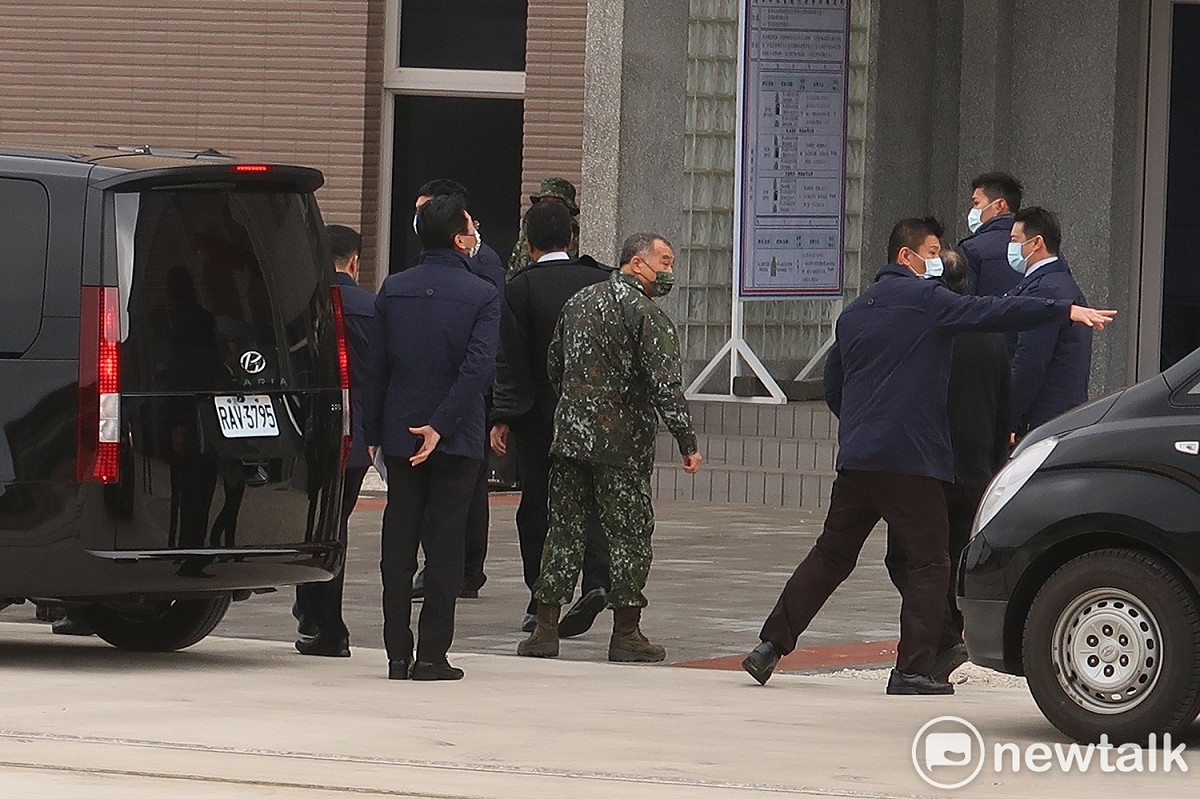總統蔡英文面前，國防部長邱國正迷彩小帽被大風吹走，隨行人員指著帽子方向要趕快去撿回來。 圖：林朝億/攝