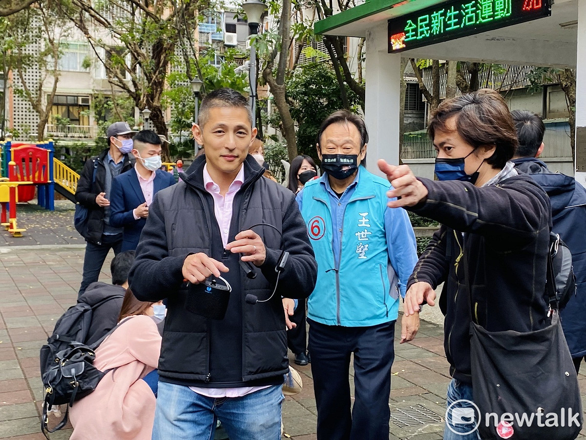 民進黨台北市第三選區立委補選候選人吳怡農、民進黨台北市議員王世堅。 圖：周煊惠 / 攝
