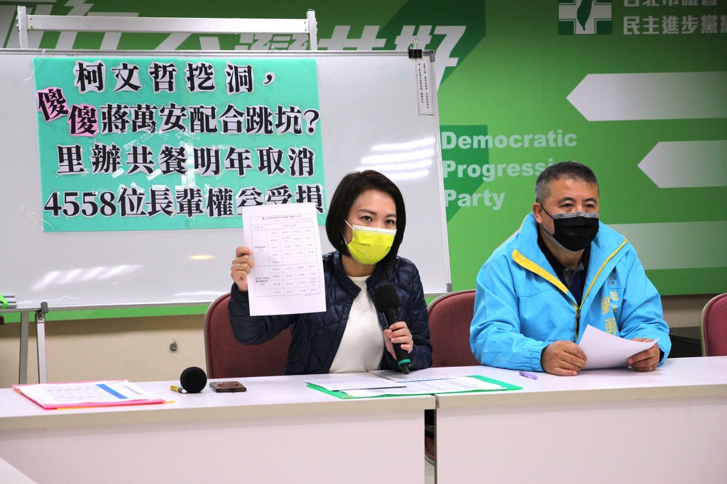 北市明年取消里辦共餐，簡舒培今天召開記者會批柯文哲「拿明朝的劍管清朝的官」，而蔣萬安市長竟一無所知，林奕華還在外面「浪流連」，要求蔣萬安上緊發條，不要放生長輩共餐權益。 圖：簡舒培辦公室提供