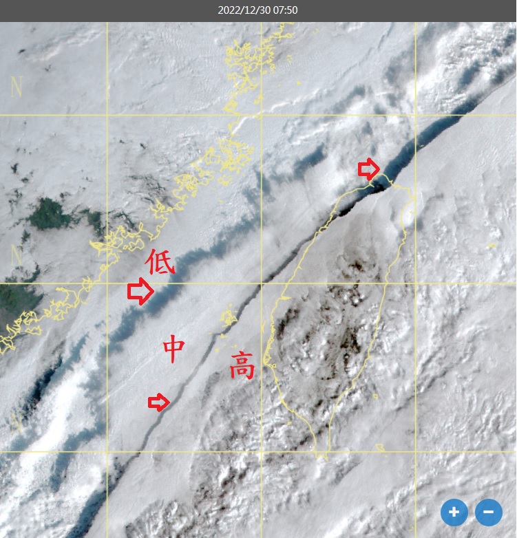 今日衛星雲圖上台灣上空出現一條超清晰的陰影。 圖：取自鄭明典臉書
