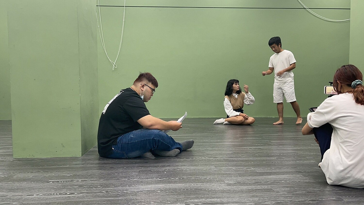 榮獲第一名「約定」的組員們以手機遠端視訊，與在拍片期間確診的導演張瑋壬，討論拍攝畫面及對話內容。 圖：醒吾科大提供