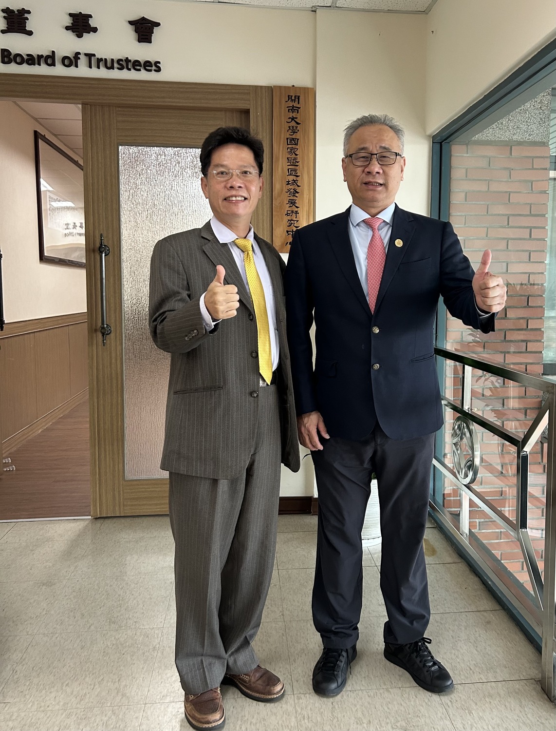 圖左為主講人國立空中大學公共行政系李永騰教授(前行政院青年輔導委員會主任委員)、圖右為主持人開南大學國家暨區域發展研究中心陳文甲主任。 圖／ 開南大學提供