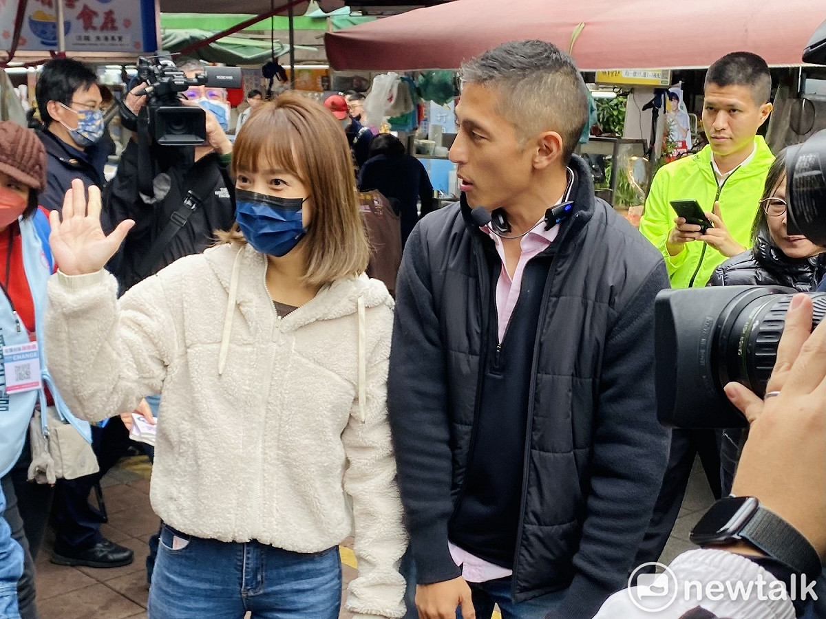 民進黨立委候選人吳怡農首度攜妻子顏采薇現身掃街。 圖：周煊惠 / 攝