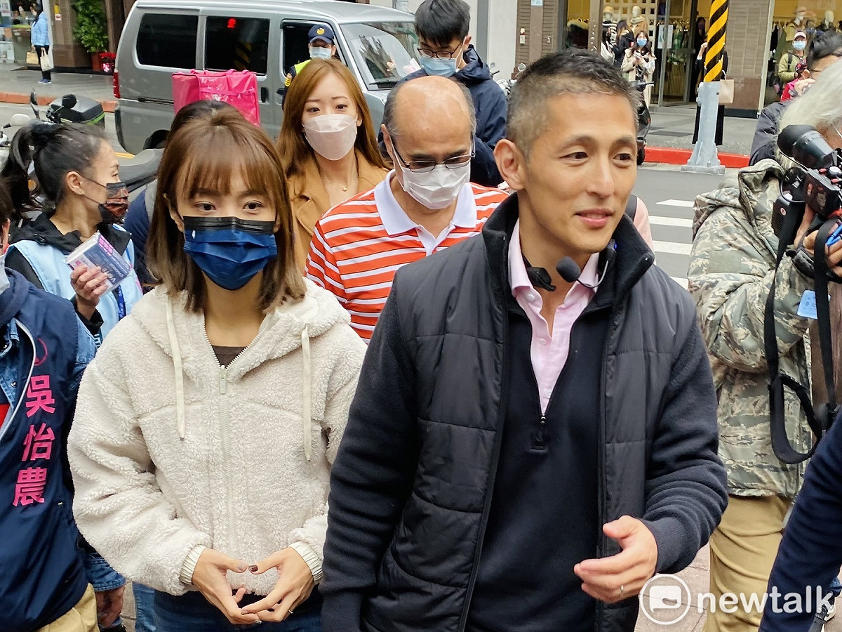民進黨立委候選人吳怡農首度攜妻子顏采薇現身掃街。 圖：周煊惠 / 攝