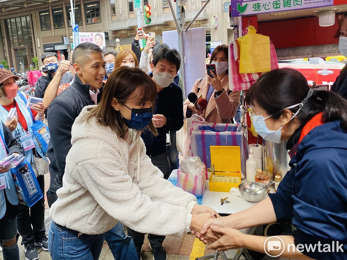 民進黨立委候選人吳怡農首度攜妻子顏采薇現身掃街。 圖：周煊惠 / 攝