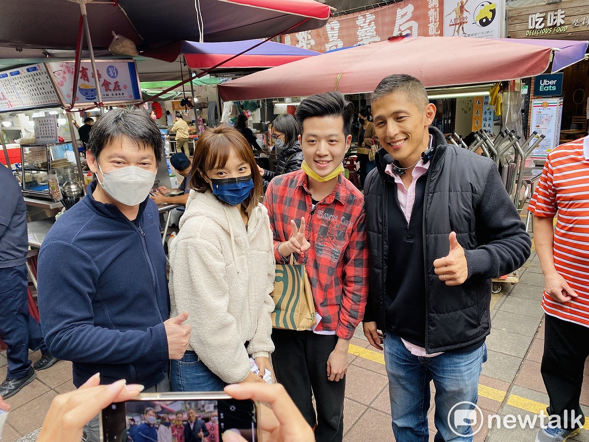 民進黨立委候選人吳怡農首度攜妻子顏采薇現身掃街。 圖：周煊惠 / 攝