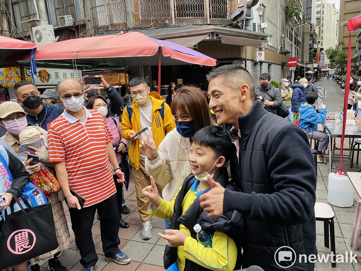 民進黨立委候選人吳怡農首度攜妻子顏采薇現身掃街。 圖：周煊惠 / 攝