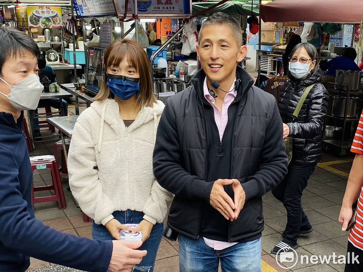 民進黨立委候選人吳怡農首度攜妻子顏采薇現身掃街。 圖：周煊惠 / 攝