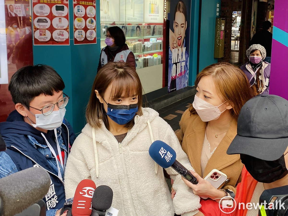 民進黨立委候選人吳怡農首度攜妻子顏采薇現身掃街。 圖：周煊惠 / 攝