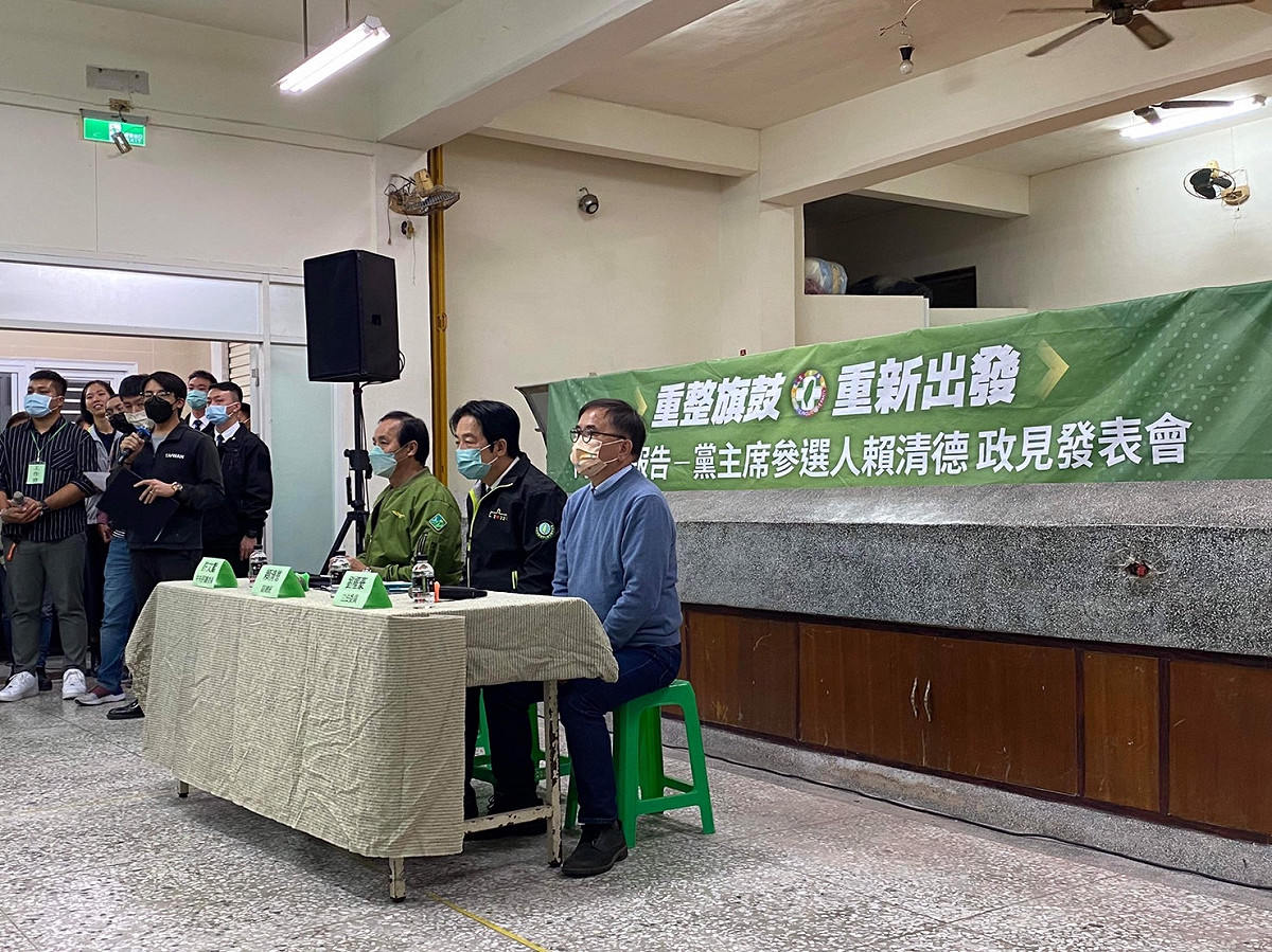 賴清德29日在台東舉行「重整旗鼓，重新出發」向黨員報告政見發表會，相關人事聽取基層黨員意見，現場砲聲隆隆。 圖：賴坤成／提供
