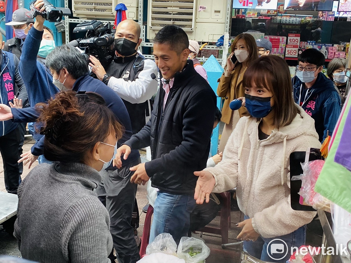 民進黨立委候選人吳怡農今攜首度亮相的妻子顏采薇赴晴光商圈掃街。 圖：周煊惠 / 攝