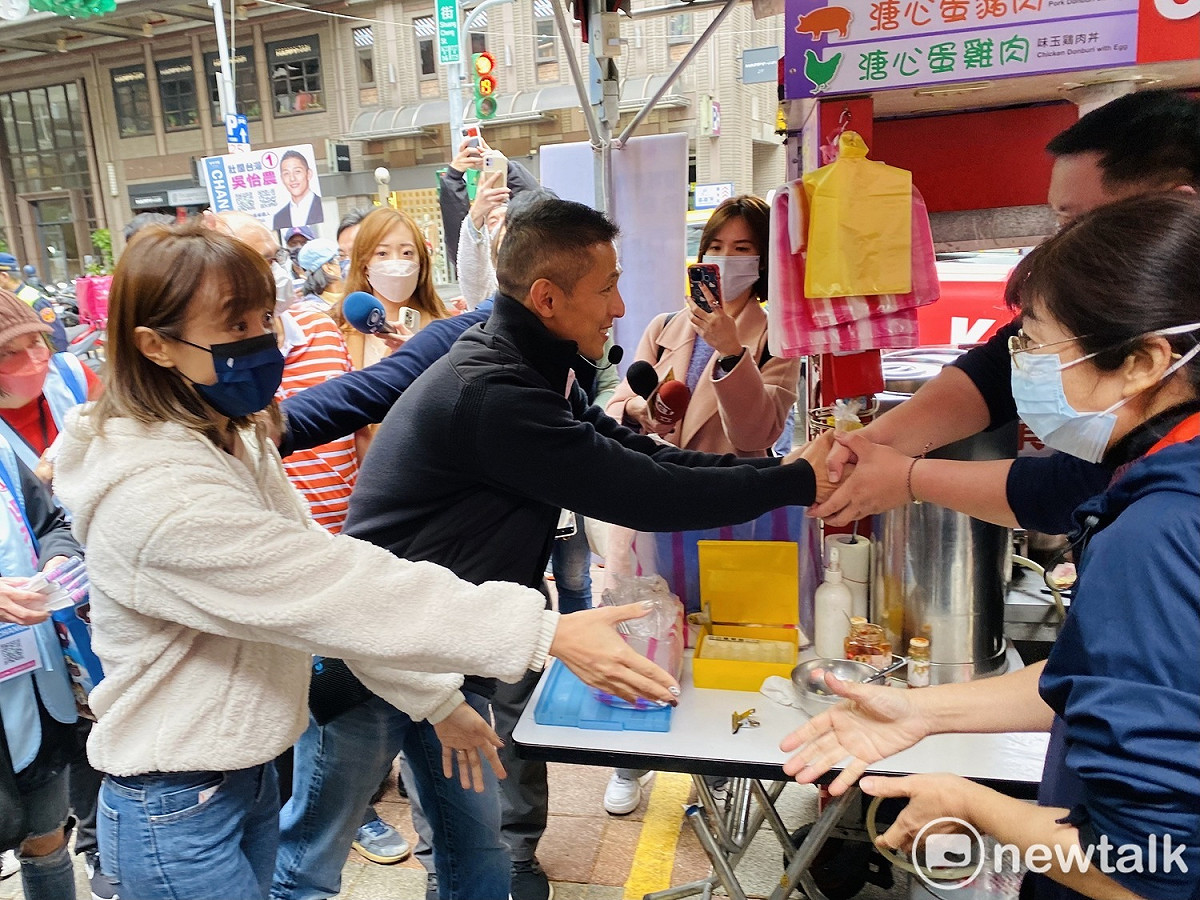 民進黨立委候選人吳怡農今攜首度亮相的妻子顏采薇赴晴光商圈掃街。 圖：周煊惠 / 攝