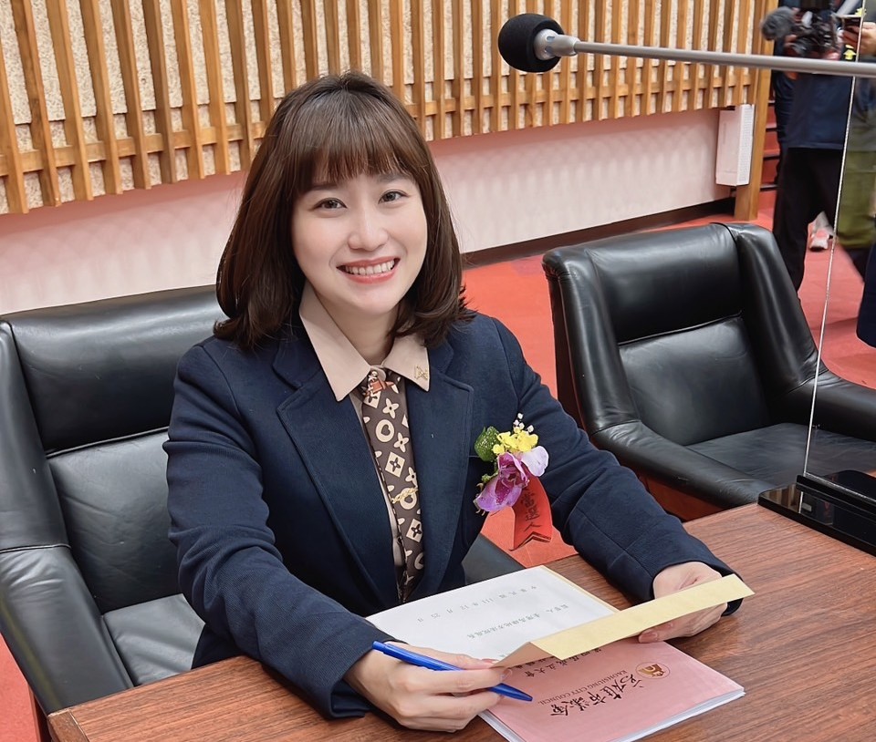 許采蓁質問陳其邁何時才能讓高雄市民免於槍擊夢靨。 圖：高雄市議會國民黨團/提供