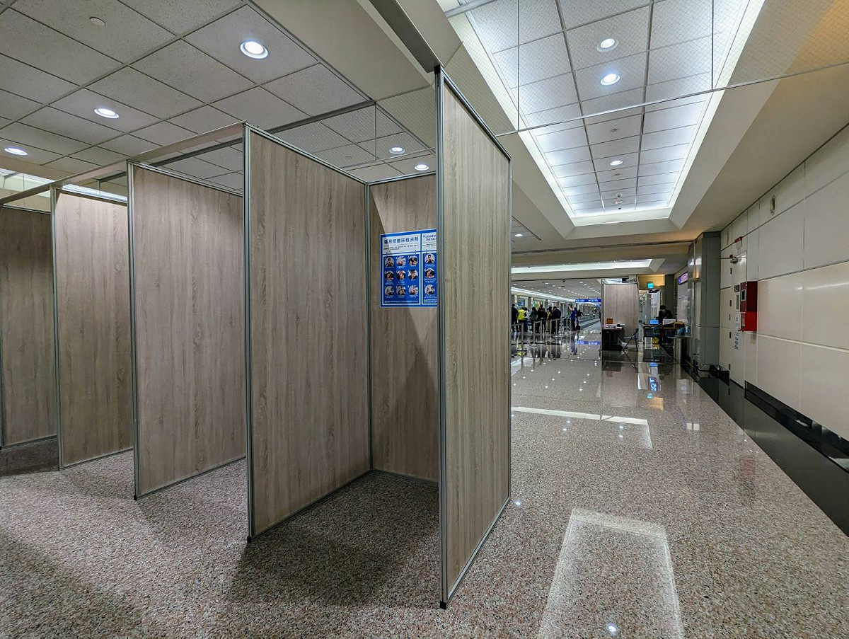 配合中國航班旅客加強檢疫專案，機場公司規劃相關配套措施與採檢空間，將入境通廊D7至D10作為入境採檢專用空間。 圖：桃園機場公司／提供