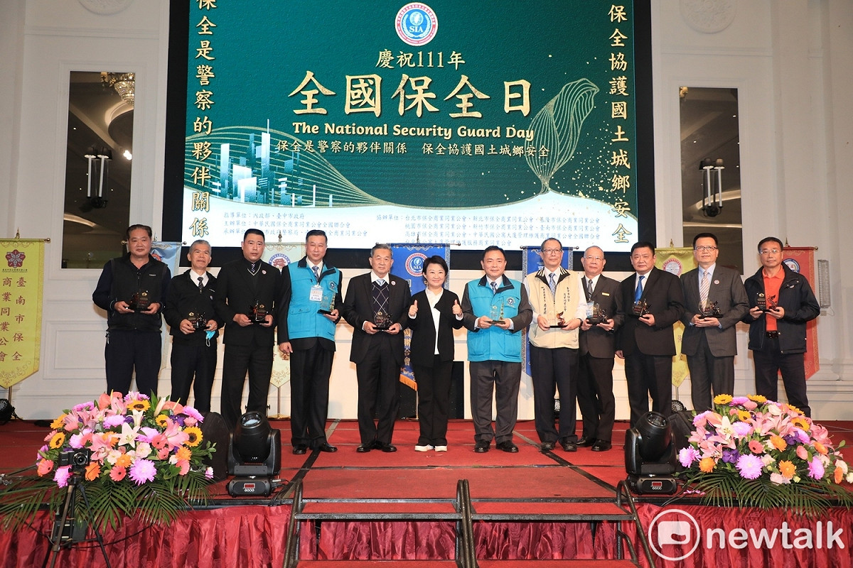 台中市長盧秀燕感謝保全朋友守護家園。 唐復年/攝