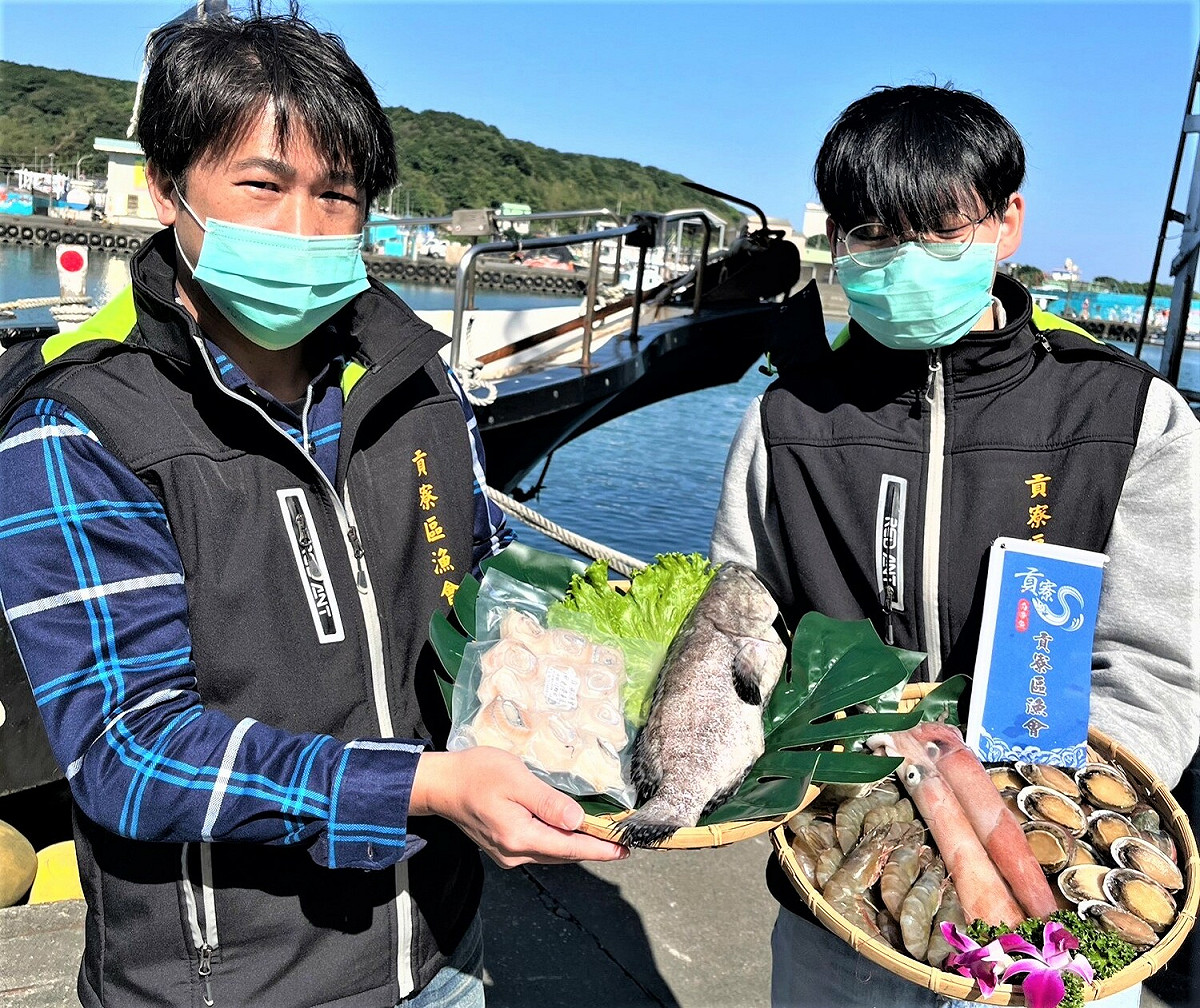 美味免運年節禮盒「鮑鱻禮盒B」（鮮凍九孔鮑、白帶魚卷、透抽、白蝦及龍虎石斑魚）。 圖：新北市漁業處提供