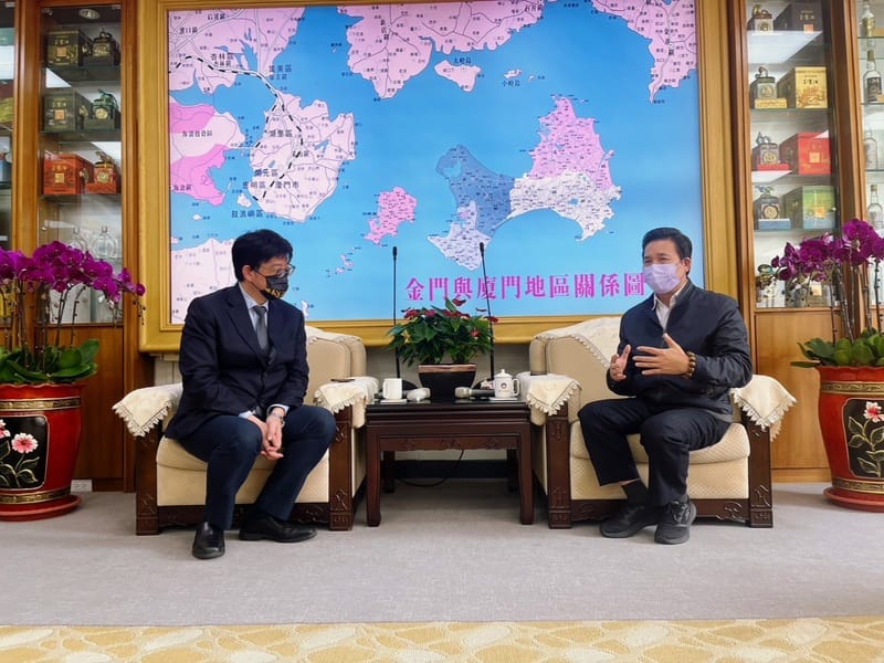 陸委會副主委邱垂正（左）30日到金門水頭通關大樓視察復航整備工作，並到金門縣政府拜會縣長陳福海（右）。 圖：陳福海辦公室提供/中央社