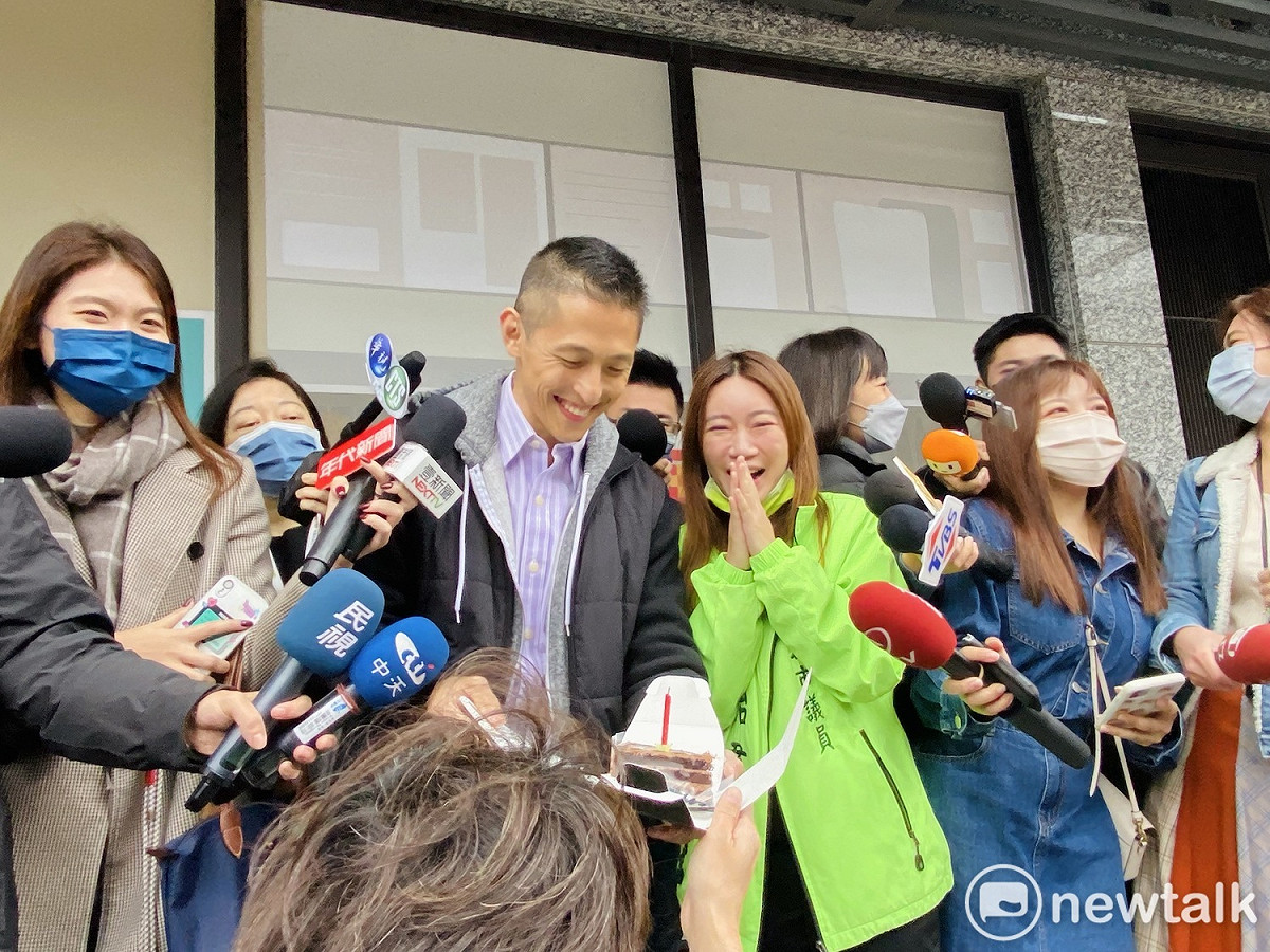 民進黨台北市第三選區（中山、北松山）立委補選候選人吳怡農今在北市議員陳怡君陪同下赴濱江市場掃街，遇到熱情支持者送上小蛋糕幫慶生，當場樂開懷。 圖：周煊惠 / 攝