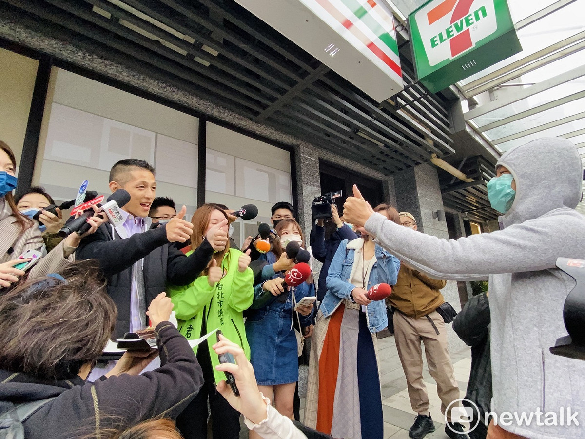 民進黨台北市第三選區（中山、北松山）立委補選候選人吳怡農今在北市議員陳怡君陪同下赴濱江市場掃街，遇到熱情支持者送上小蛋糕幫慶生，當場樂開懷。 圖：周煊惠 / 攝