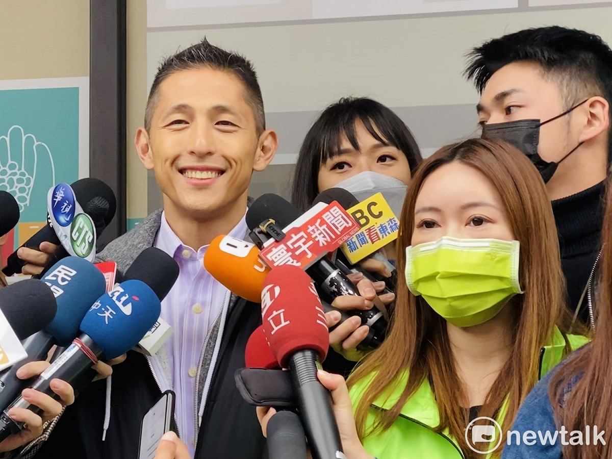 民進黨第三選區（中山、北松山）立委補選候選人吳怡農今在北市議員陳怡君陪同下赴濱江市場掃街。 圖：周煊惠 / 攝