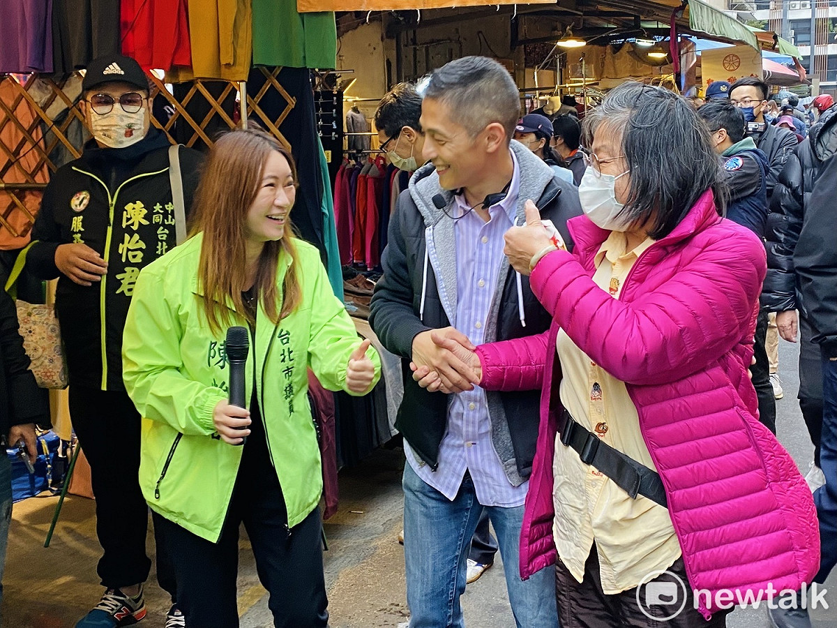 民進黨第三選區（中山、北松山）立委補選候選人吳怡農今在北市議員陳怡君陪同下赴濱江市場掃街。 圖：周煊惠 / 攝