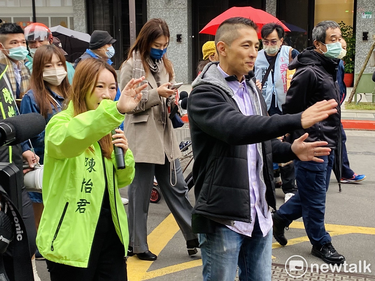 民進黨第三選區（中山、北松山）立委補選候選人吳怡農今在北市議員陳怡君陪同下赴濱江市場掃街。 圖：周煊惠 / 攝