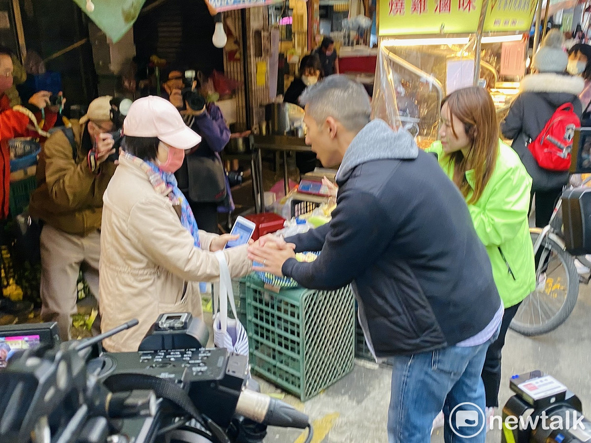 民進黨第三選區（中山、北松山）立委補選候選人吳怡農今在北市議員陳怡君陪同下赴濱江市場掃街。 圖：周煊惠 / 攝