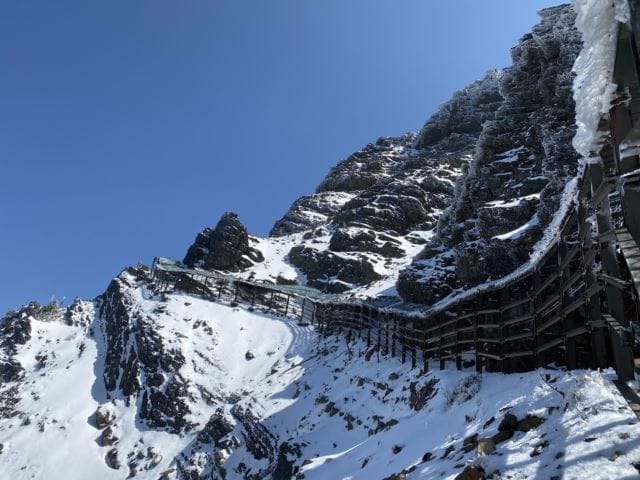 由於今日雲量偏多，因此今、明兩天3千公尺以上高山有零星降雪機會。（玉山資料照） 圖：台灣國家公園入園入山線上申請網