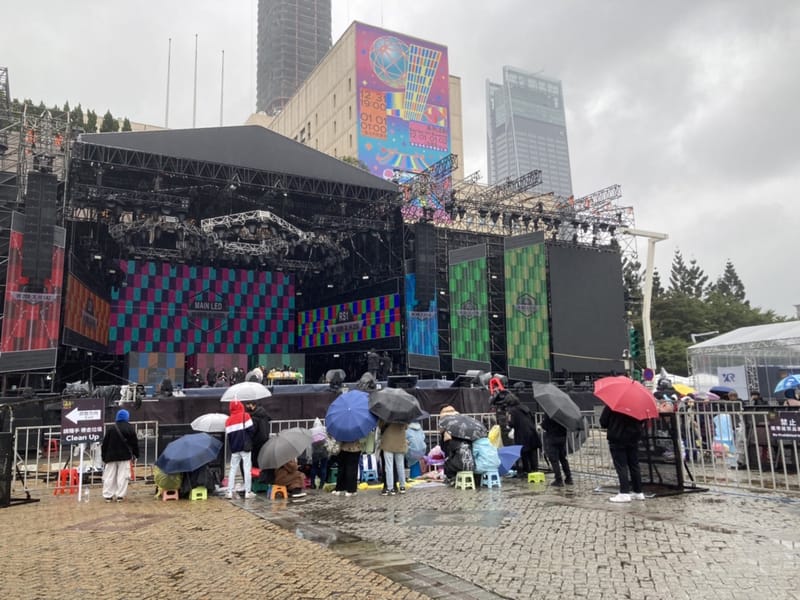 台北市跨年晚會31日登場，許多粉絲不畏風雨，自備折凳、野餐墊提早卡位，希望以最近距離觀賞歌手演出。 圖：中央社