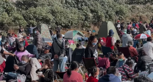 南投縣竹山鎮紫南宮外圍31號上午就擠滿人潮，民眾將徹夜排隊為了領元旦錢母。 圖: 翻攝自魏宏卿臉書