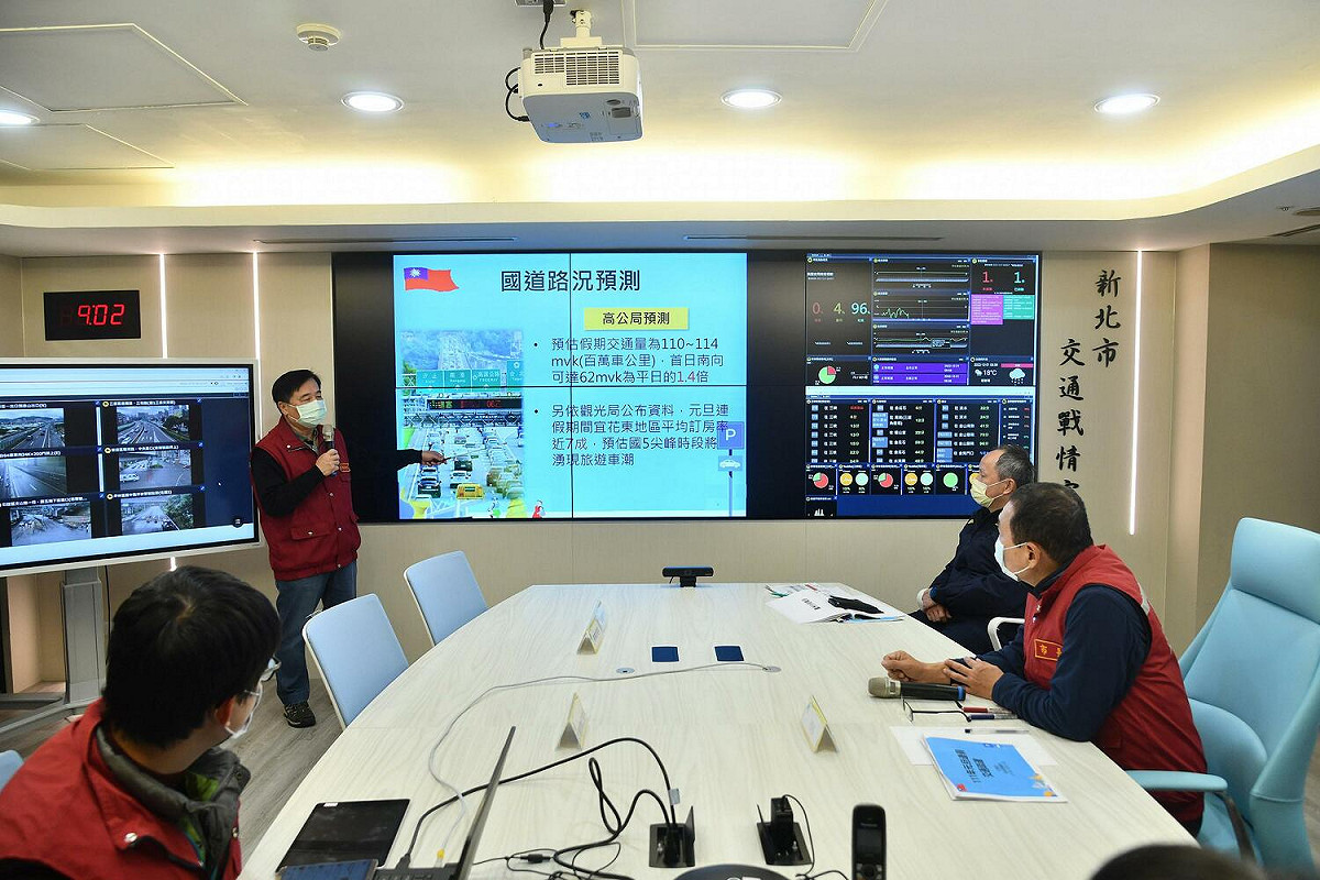 為關心元旦連假期間新北市交通疏運，侯友宜(右一)今日一早前往市府交通戰情室聽取交通局長鍾鳴時（立者）市境道路與國道路況簡報。 圖：新北市新聞局提供