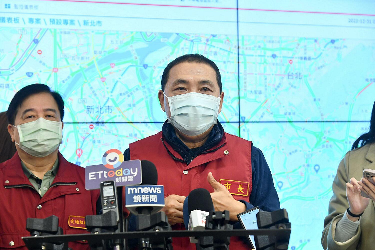 侯友宜表示，因應今晚跨年活動疏運需求，市府已協調公車延後收班，台北捷運及淡海輕軌連續42小時營運不中斷，呼籲民眾多利用大眾運輸前往。 圖：新北市新聞局提供
