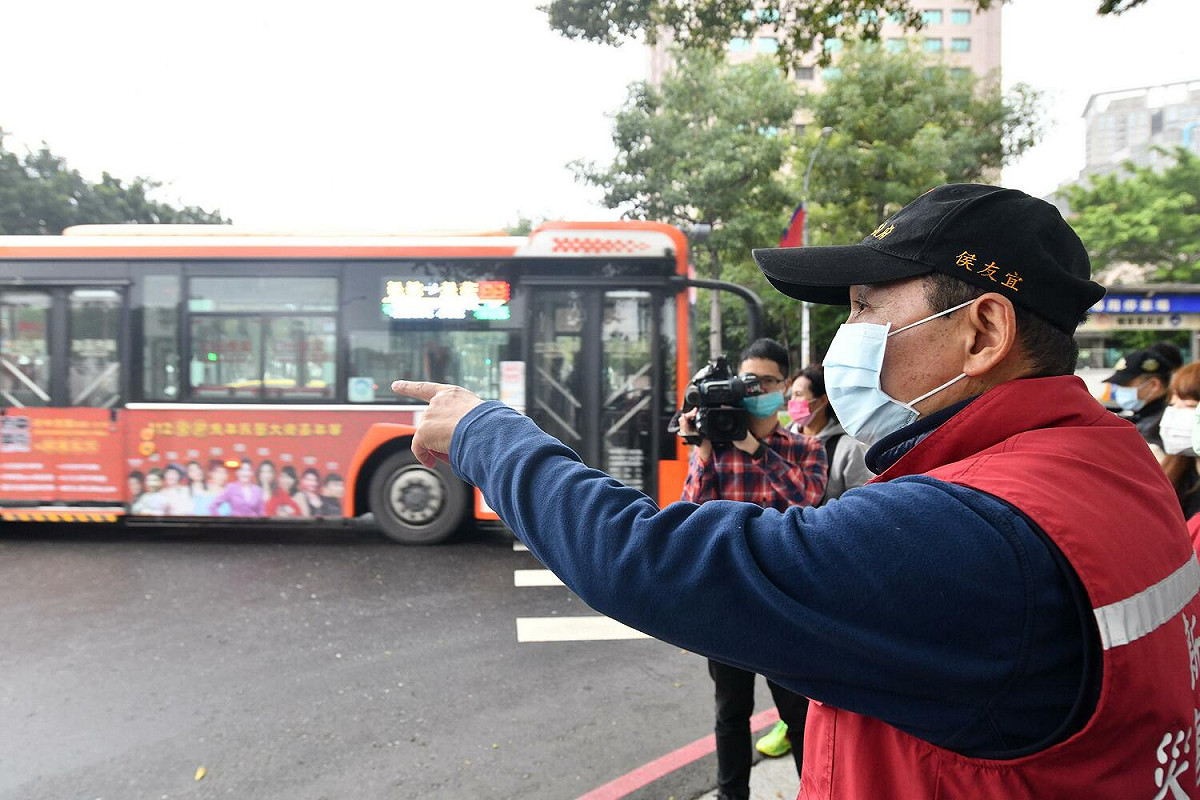 侯友宜到公車行經路口視察駕駛路口停讓動作落實情形，維護行人安全。 圖：新北市新聞局提供