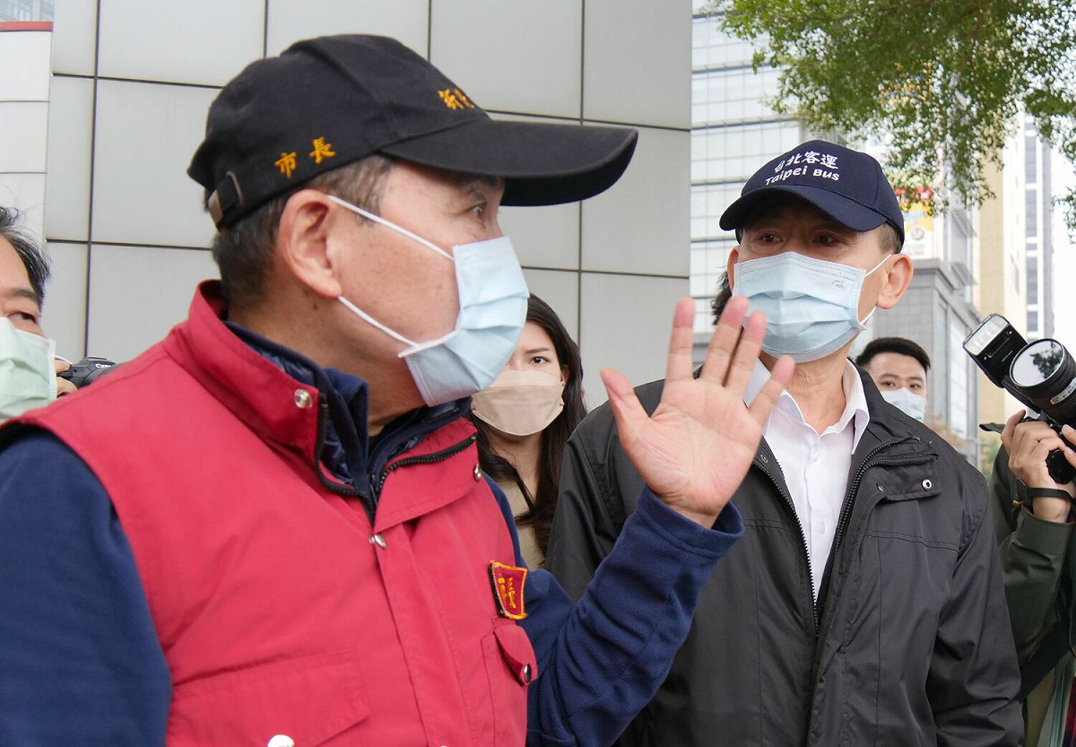 侯市長視察公車「駕駛路口停讓動作落實情形指標」行車安全教育，與台北客運等業者意見交換。 圖：新北市交通局提供