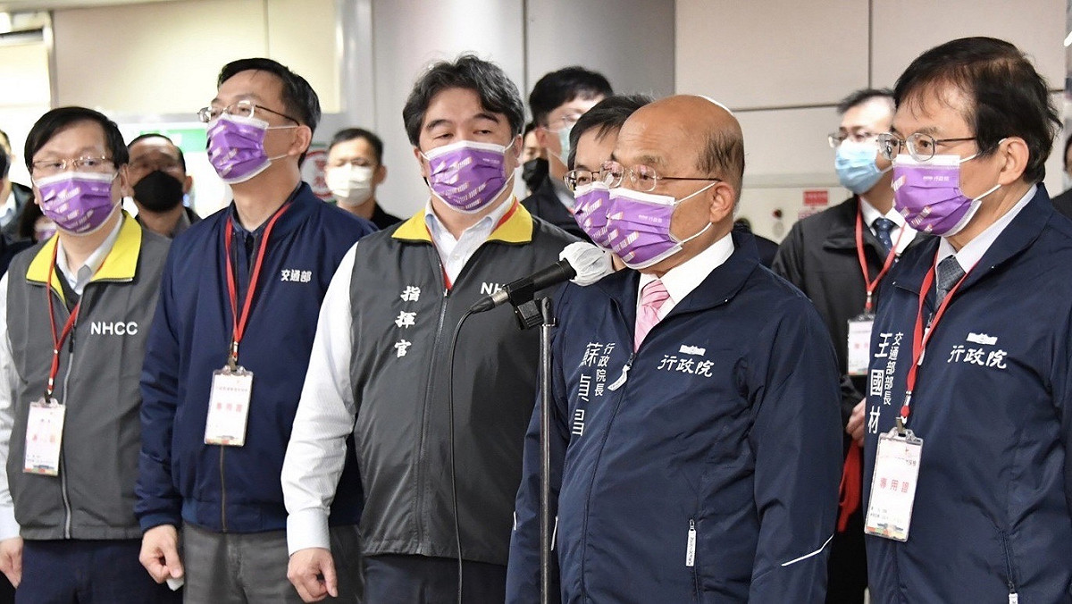 行政院長蘇貞昌今前往桃園機場視察中國航班加強檢疫措施執行情形。 圖：行政院 / 提供
