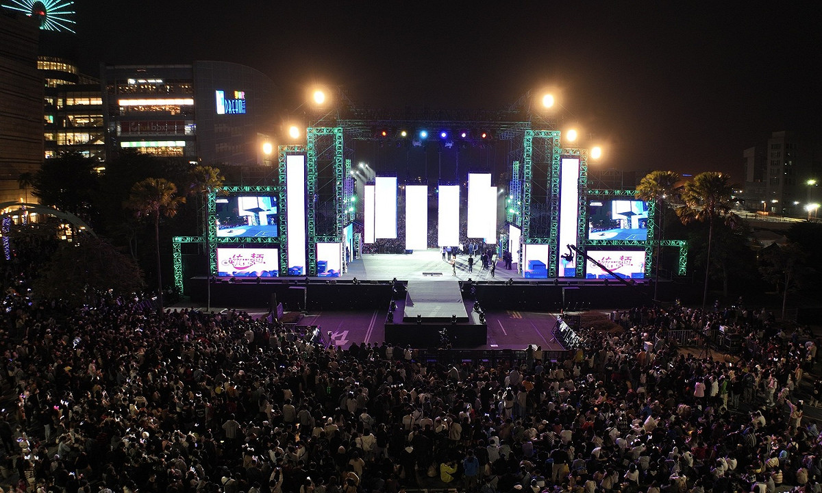 高雄跨年《亞灣未來市演唱會》，大量人潮湧現。 圖：高雄市政府 Kaohsiung City Government臉書