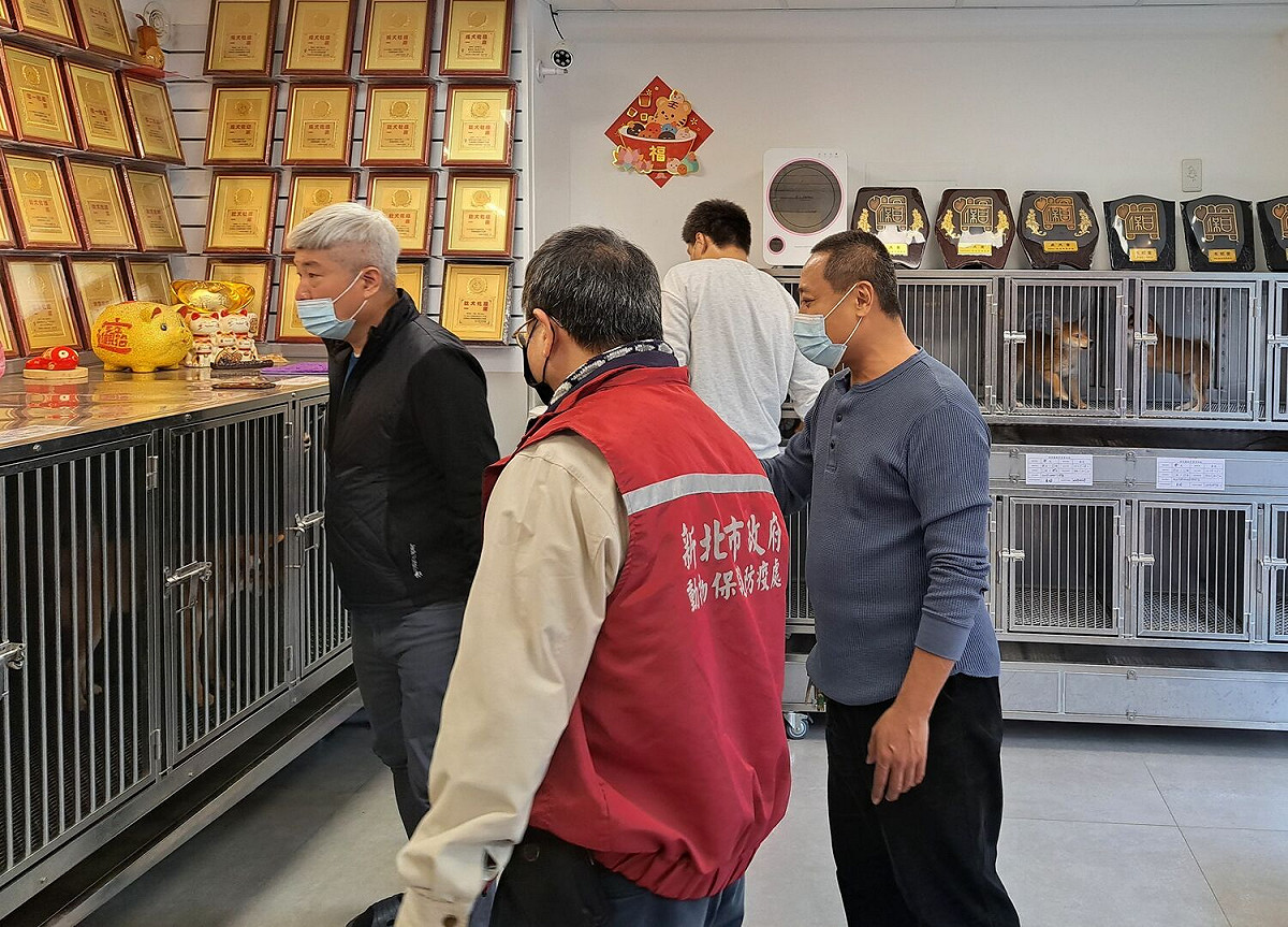 評鑑委員勘查店家犬隻飼養情形。                 圖：新北市動保處提供