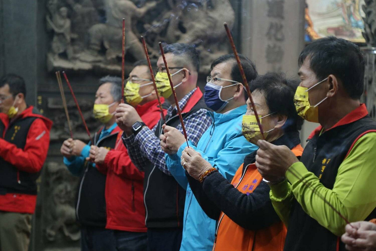 新莊區長林耀長與地方人士一起祈福。 圖：新莊區公所提供