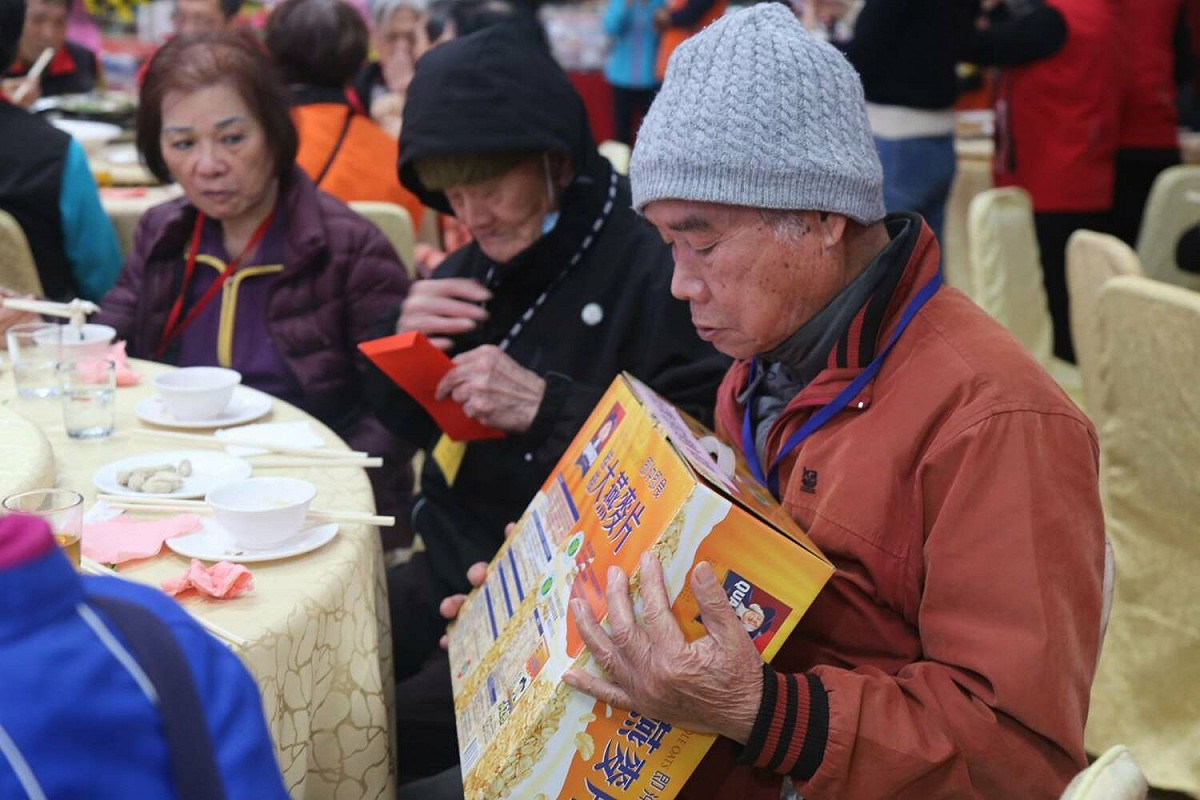 新莊獨老歲末圍爐慶團圓發贈長者物資及紅包。 圖：新莊區公所提供