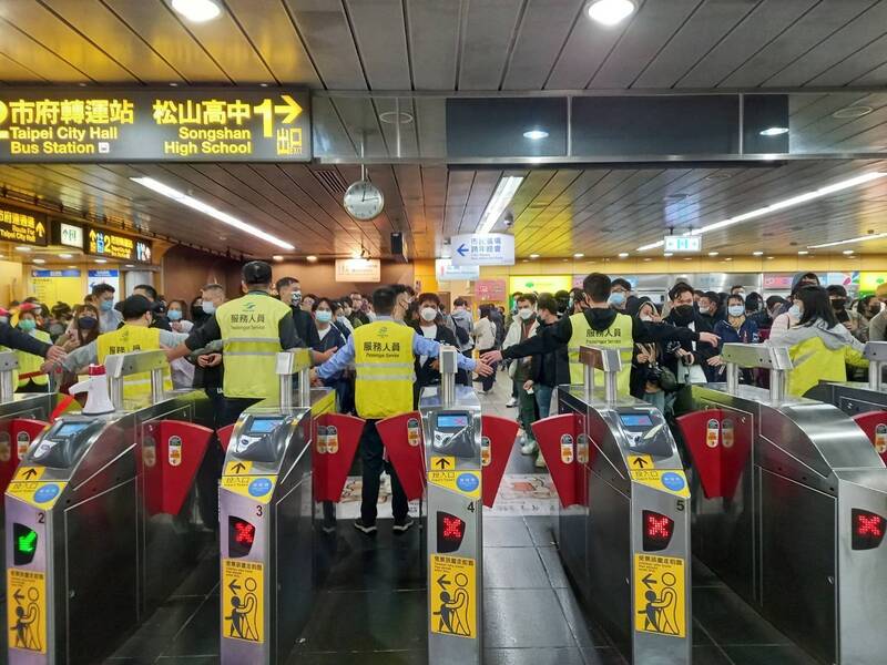 台北捷運市政府站湧現跨年晚會離場人潮，站務人員維持秩序。  圖：北捷公司提供